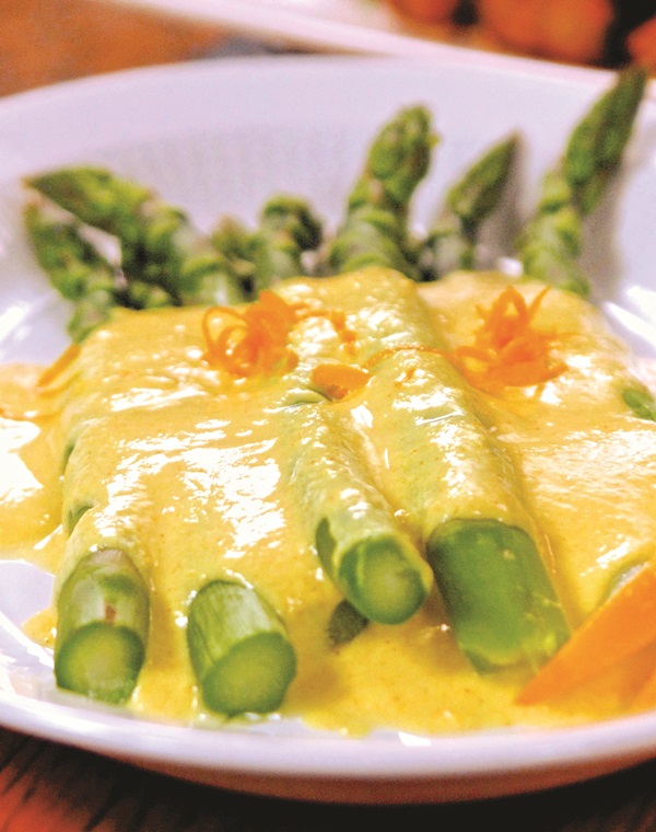 Asparagus with Vegan Hollandaise Sauce (a dairy-free recipe)